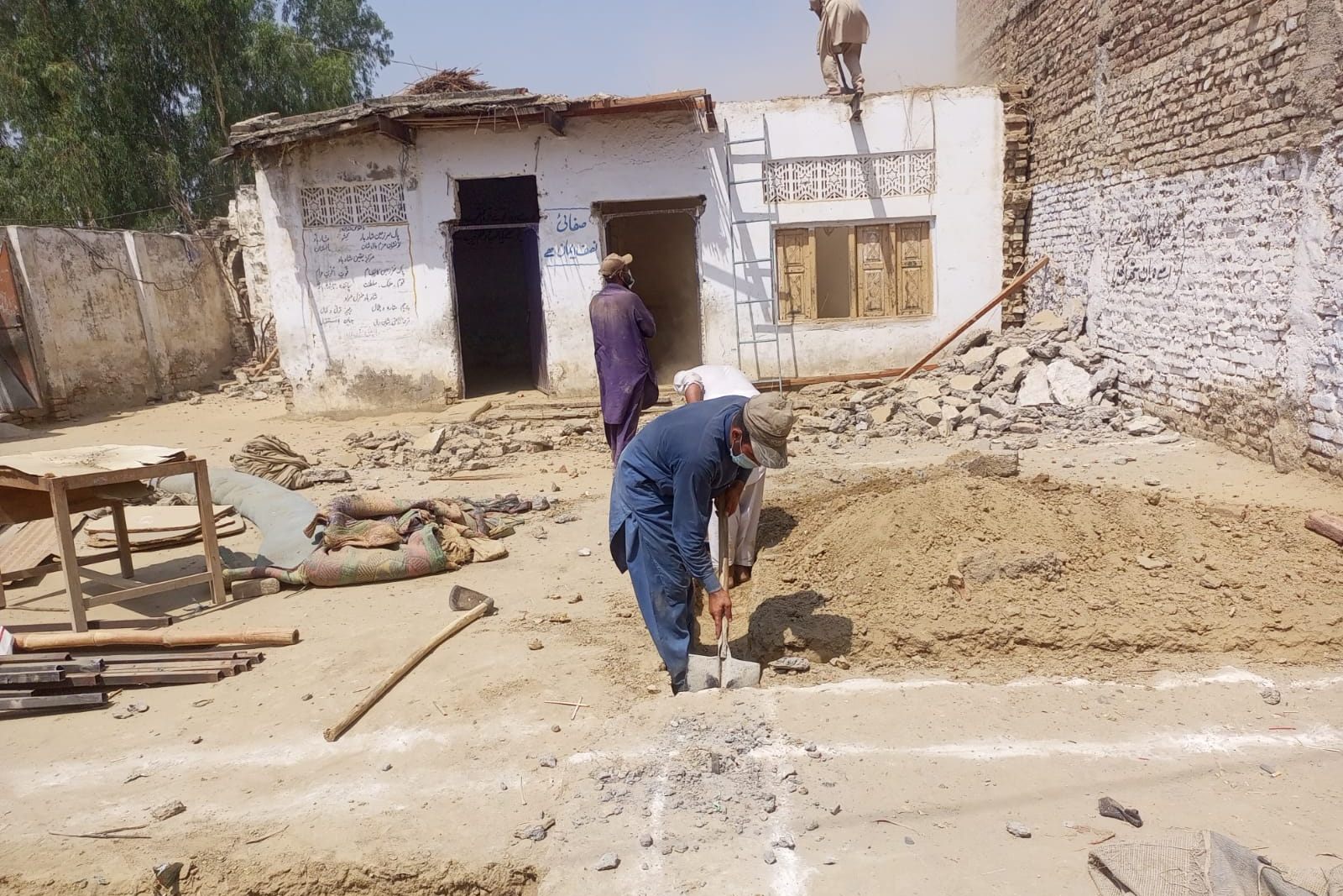 Masons at work on the school expansion at Kodary Circle, Hathiyan
